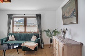 TV - Apartment 'Pfingstrose' with Mountain View, Private Terrace and Wi-Fi (Garmisch-Partenkirchen)