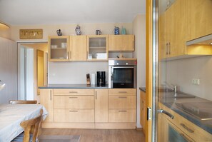 Fridge, oven, stovetop, dishwasher - Apartment 'Pfingstrose' with Mountain View, Private Terrace and Wi-Fi (Garmisch-Partenkirchen)