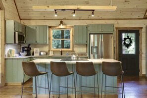 Kylskåp, mikrovågsugn, ugn och spishäll