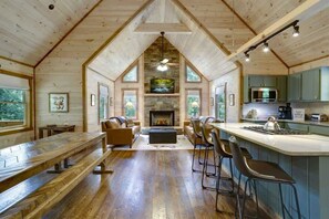 Kylskåp, mikrovågsugn, ugn och spishäll