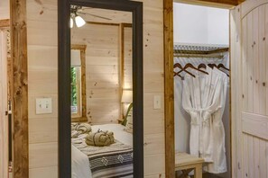 3 chambres, fer et planche à repasser, lit de bébé portatif