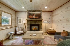 Smart TV, chimenea, estéreo