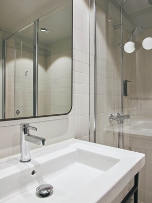 Douche, séchoir à cheveux, serviettes fournies, savon