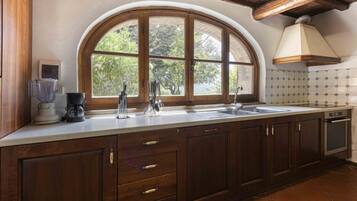 KĂŒhlschrank, Mikrowelle, Ofen, GeschirrspĂŒler