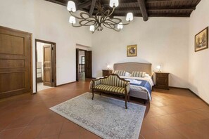 5 bedrooms, iron/ironing board, free WiFi, bed sheets