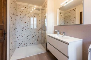 Dusche, Haartrockner, Bidet, Handtücher