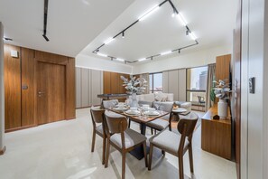 Apartamento superluxo, 2 quartos, para não fumantes, vista para o mar | Sala de jantar