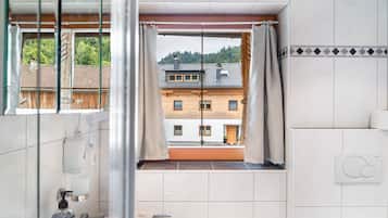 Douche, sĂšche-cheveux, serviettes fournies