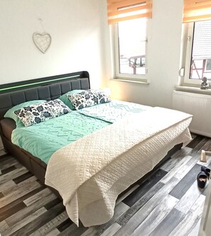 Travel cot, free WiFi, bed sheets