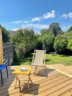 Terrace/patio - Character family home in the bay of Mont Saint Michel - sleeps 10 (Saint-Jean-le-Thomas)
