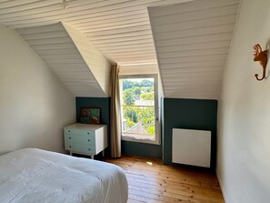 5 bedrooms, iron/ironing board, WiFi, bed sheets - Character family home in the bay of Mont Saint Michel - sleeps 10 (Saint-Jean-le-Thomas)