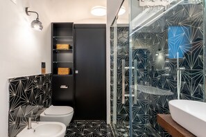 Shower, free toiletries, bidet, toilet paper