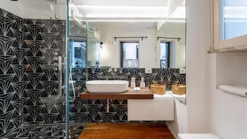 Dusche, kostenlose Toilettenartikel, Bidet, Shampoo
