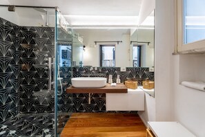 Chuveiro, produtos de toalete grátis, bidê, shampoo