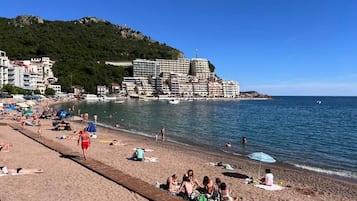 På stranden