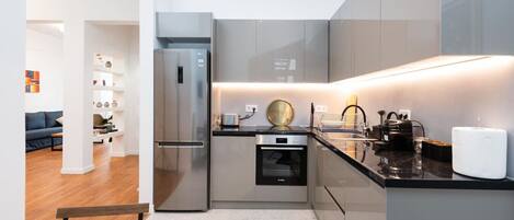 ثلاجة، فرن، موقد طهي مسطح، ماكينة لصنع القهوة/الشاي