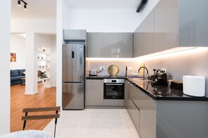 Kjøleskap, ovn, kokeplater og kaffetrakter/tekoker