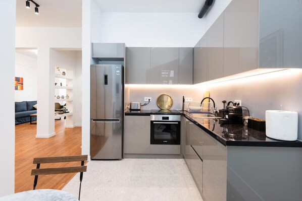 Kühlschrank, Ofen, Herdplatte, Wasserkocher mit Kaffee-/Teezubehör