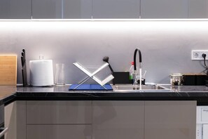 冷蔵庫、オーブン、コンロ、コーヒー / ティーメーカー