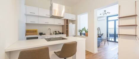 Fridge, oven, stovetop, coffee/tea maker