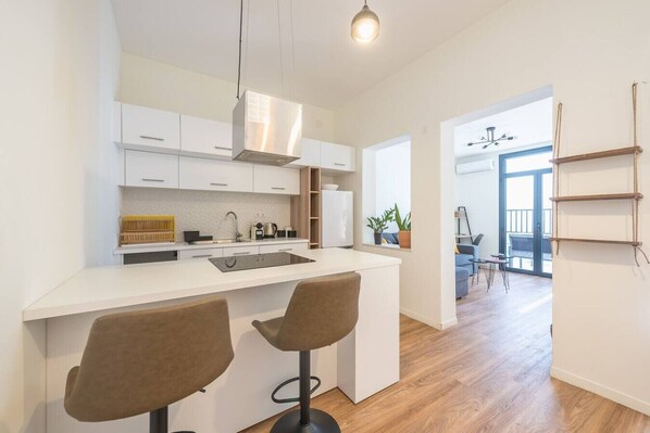 Fridge, oven, stovetop, coffee/tea maker