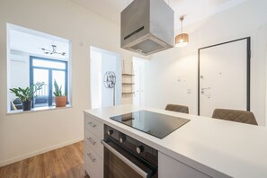 Kylskåp, ugn, spishäll och kaffe- och tebryggare