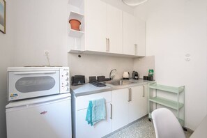 Fridge, oven, stovetop, coffee/tea maker