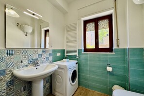 Regadera, bidet, shampoo 