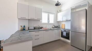 Fridge, oven, stovetop, coffee/tea maker