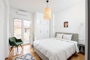 Desk, iron/ironing board, WiFi, bed sheets