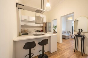 Fridge, oven, stovetop, coffee/tea maker