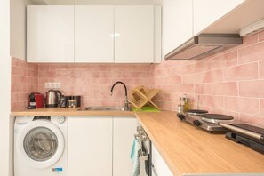 Een koelkast, een kookplaat, een koffiezetapparaat/waterkoker