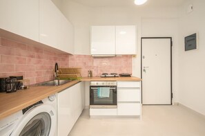 Kühlschrank, Herdplatte, Wasserkocher mit Kaffee-/Teezubehör, Toaster