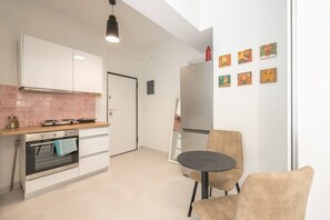 Fridge, stovetop, coffee/tea maker, toaster - Relaxing Urban Retreat with Private Patio (Athina)