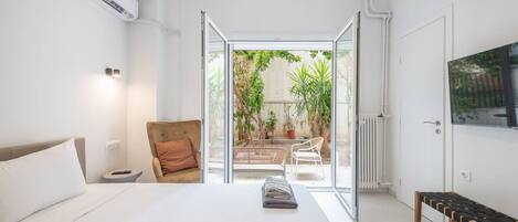 1 dormitorio, tabla de planchar con plancha, wifi y ropa de cama