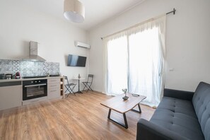 Smart TV - Amazing Romantic Stay For Couples (Athina)