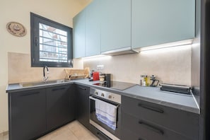 Kühlschrank, Ofen, Herdplatte, Wasserkocher mit Kaffee-/Teezubehör