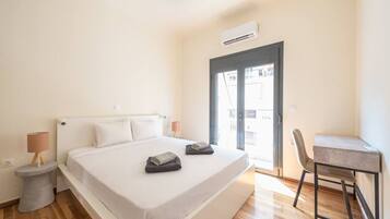 2 bedrooms, desk, iron/ironing board, WiFi