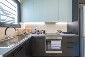 Fridge, oven, stovetop, coffee/tea maker