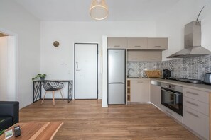 Réfrigérateur, four, plaque de cuisson, cafetière/bouilloire