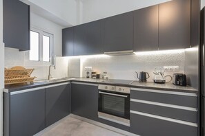 Fridge, oven, stovetop, coffee/tea maker