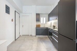 Fridge, oven, stovetop, coffee/tea maker