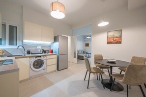 Kylskåp, ugn, spishäll och kaffe- och tebryggare