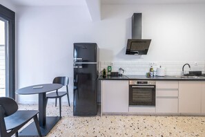 Réfrigérateur, four, plaque de cuisson, cafetière/bouilloire