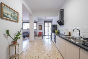 Fridge, oven, stovetop, coffee/tea maker