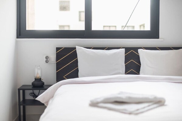 2 bedrooms, desk, iron/ironing board, WiFi