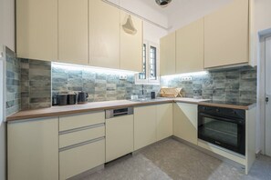 Fridge, oven, stovetop, dishwasher