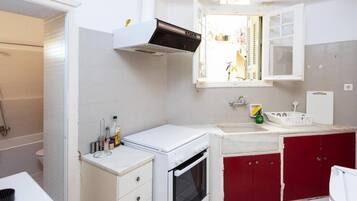 Fridge, oven, stovetop, coffee/tea maker