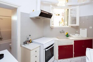 Fridge, oven, stovetop, coffee/tea maker