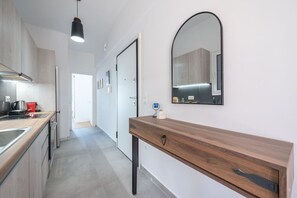 Kjøleskap, ovn, kokeplater og kaffetrakter/tekoker